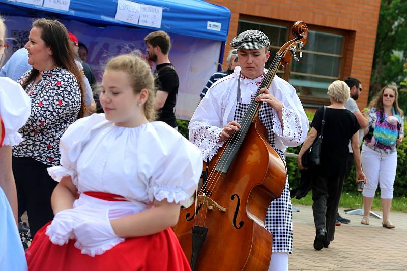 Dětský folklórní festival Májíček. XIII. ročník tradičního česko-slovenského festivalu dětských folklórních souborů před kostelem Panny Marie Pomocnice křesťanů na Jižních Svazích