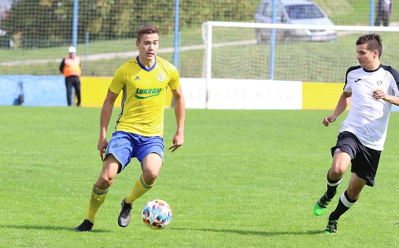 Fotbalisté Zlína B (žluté dresy) v 6. kole MSFL zdolali na Vršavě Frýdlant nad Ostravicí 1:0.