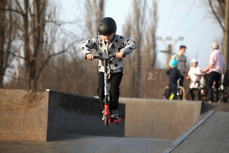 Skatepark na Napajedlích obsadili především mladí sportovci; neděle 28. února 2021