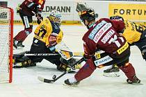Hokejisté Zlína (žluté dresy) nestačili na pražskou Spartu, padli na jejím ledě 1:4.