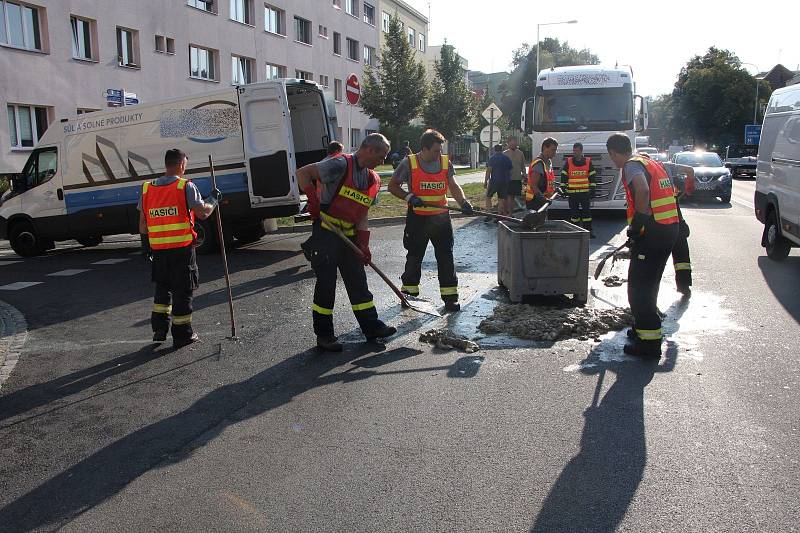 Biologický odpad znečistil silnici v centru Zlína