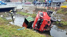 Dopravní nehoda avie plné kaprů v Bohuslavicích u Zlína - 22. 12. 2020