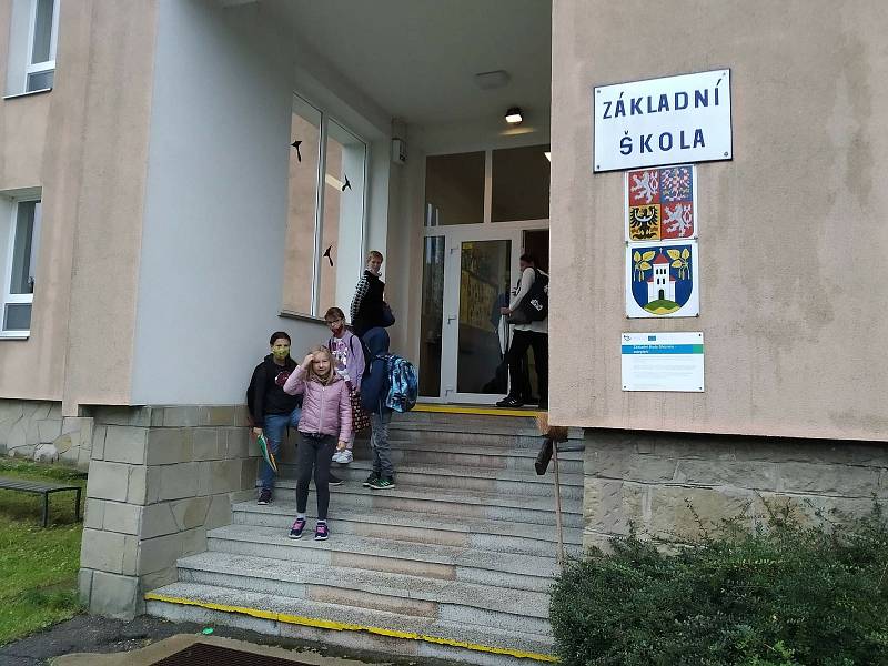 Do Základní školy Březnice nastoupilo letos k 1. září 62 žáků. Z toho 14 prvňáčků, 13 druháků, 12 třeťáků, 12 čtvrťáků a 11 páťáků.