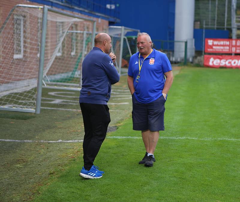 Fotbalisté Kateřinic (černé dresy) ve finále Zlínského Poháru KFS porazili Morkovice 1:0.