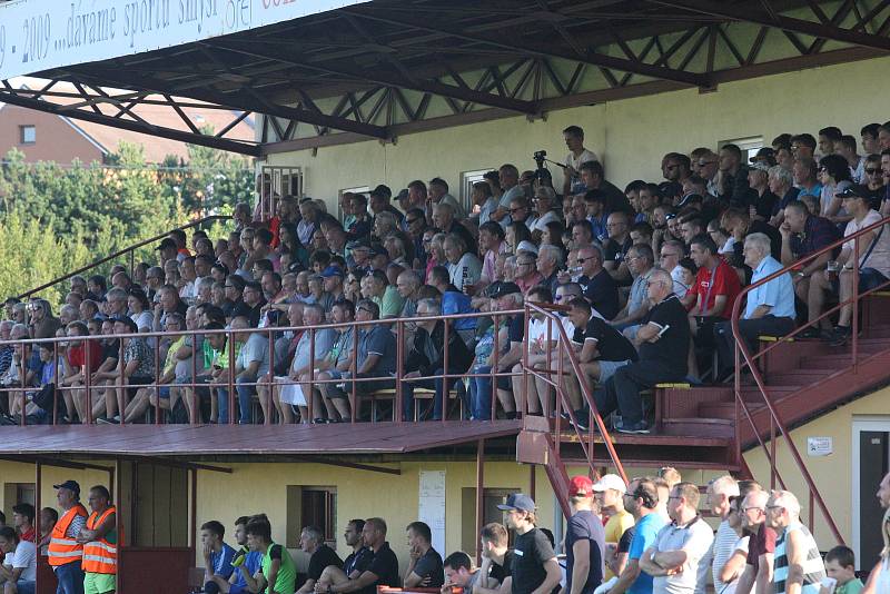 Derby fotbalistů Uherského Brodu (červené dresy) s béčkem Slovácka skončilo ve třetí lize bez branek.