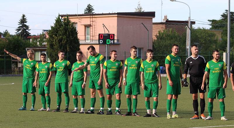 Fotbalisté Baťova (ve žlutém), vítěz krajského přeboru, se se soutěží rozloučili vysokým vítězstvím 9:0 nad Boršicemi. Foto: pro Deník/Jan Zahnaš