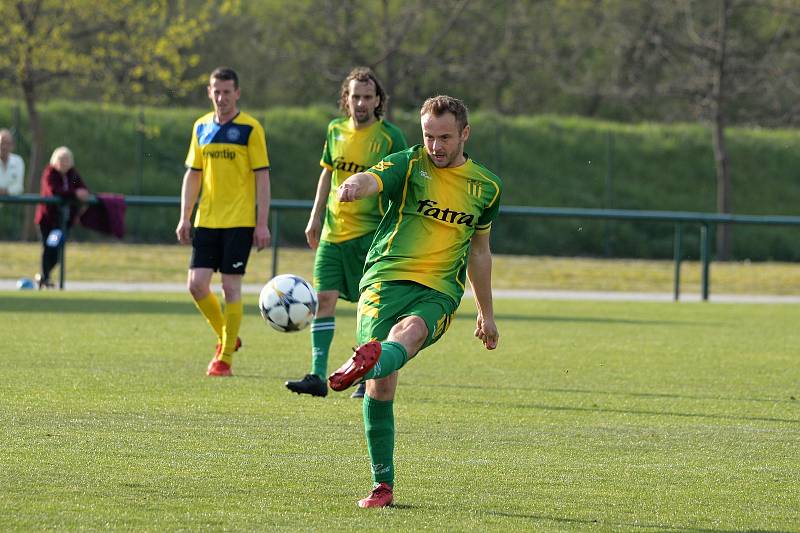 Fotbalisté Napajedel (v zeleném) v sobotu v rámci 20. kola krajského přeboru doma remizovali s Velkými Karlovicemi 1:1.