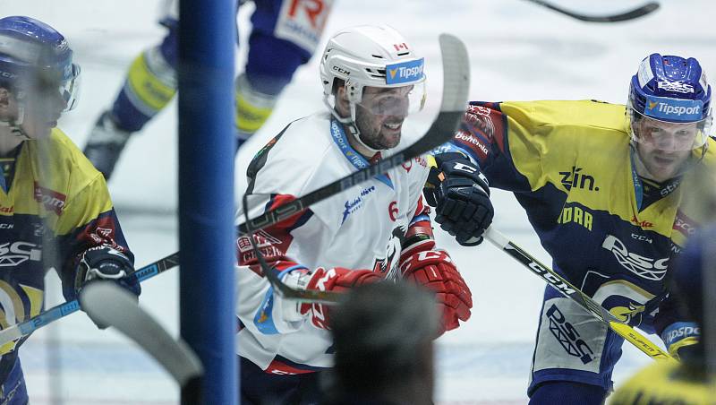 Hokejové utkání 48. kola Tipsport extraligy v ledním hokeji mezi HC Dynamo Pardubice a PSG Berani Zlín (ve žlutoodrém) v pardudubické ČSOB pojišťovna ARENĚ.