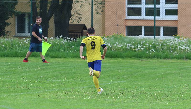 Fotbalisté Malenovic (růžové dresy) ve 21. kole I. B třídy sk. C remizovali se Starým Městem 3:3.