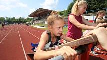 Odznak Všestrannosti Olympijských Vítězů krajské kolo na atletickém stadionu TJ Jiskra. Shyby na šíkmé lavici