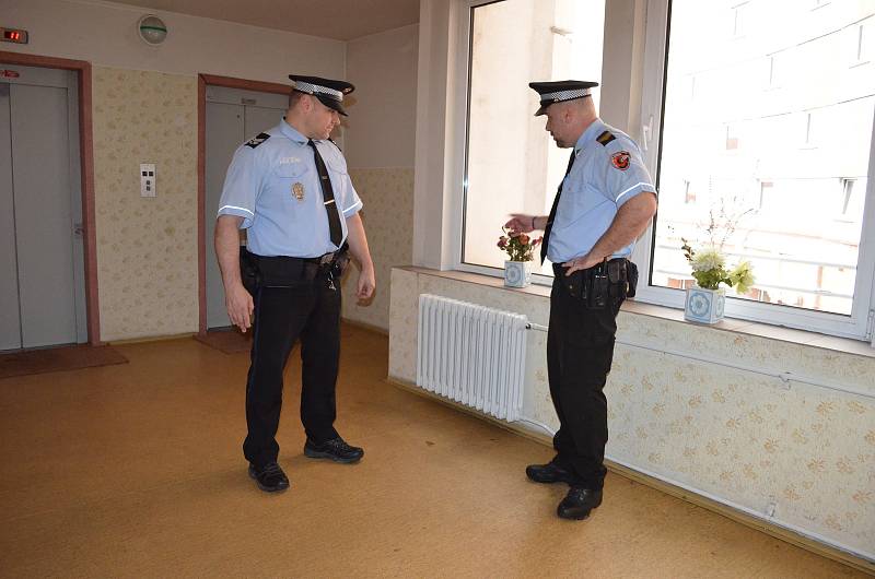 Strážníci David Korvas a Jaroslav Stoklásek vytáhli seniorku z hořícího bytu ve Zlíně na Jižních Svazích.
