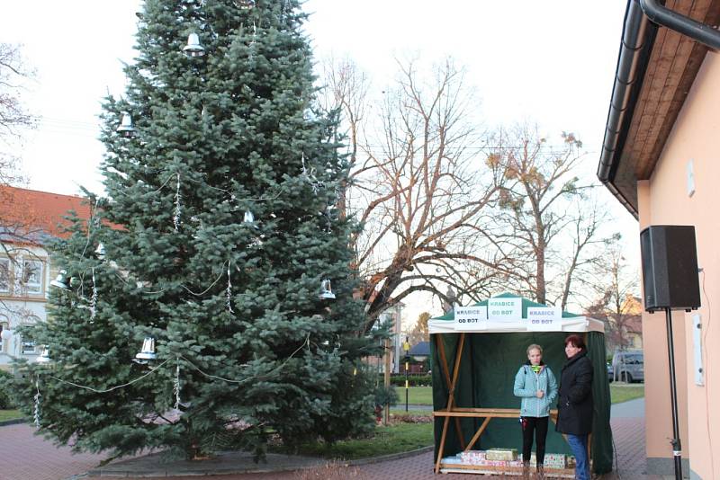 V Tlumačově rozsvítili vánoční stromek. Předtím si užili adventní jarmark