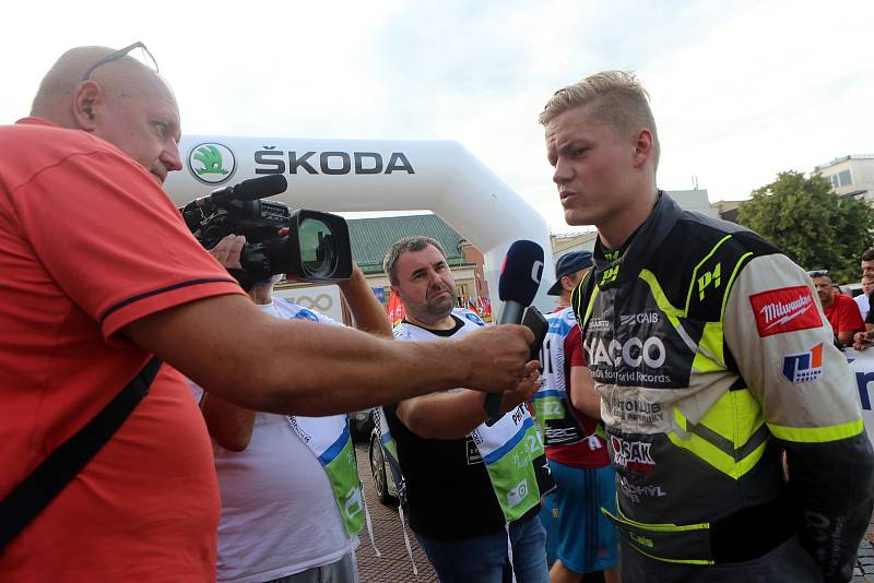 Slavnostní vyhlášení výsledků 51. ročnku Barum Czech Rally Zlín před radnicí. Z prvenství se posedmé v řadě, po desáté celkově, radoval Jan Kopecký.