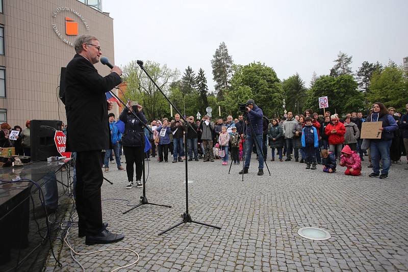 Demonstrace proti ministryni spravedlnosti Marii Benešové na náměstí T. G. Masaryka ve Zlíně, 13. 5. 2019