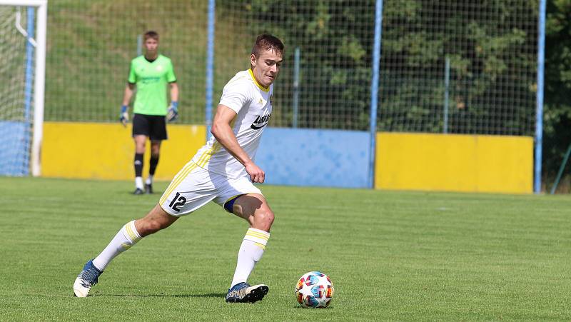 Fotbalisté Zlína B (bílé dresy) v sobotním přípravném zápase na Vršavě remizovali s juniorkou Zbrojovky Brno 2:2.