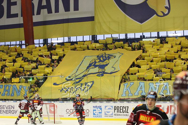 Dres někdejšího útočníka Zlína Zlína Petra Lešky byl před sobotním zápasem se Spartou slavnostně vyvěšen pod střechu Zimního stadionu Luďka Čajky.