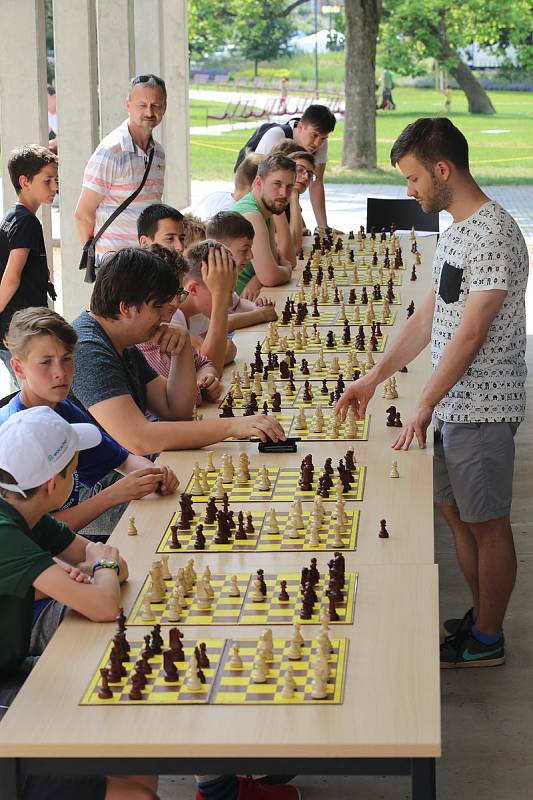 Mistrovství ČR školních družstev v šachu  ve Zlíně. Simultánku hraje šachový mistr Jakub Roubalík (FIDO 2410) v Parku Komenského.