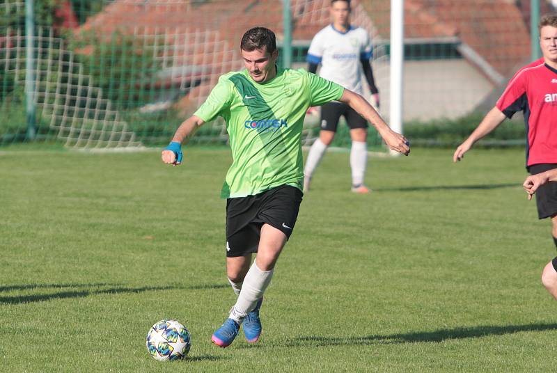 Fotbalisté Slopného (zelené dresy) si v Lize4 poradil s Drnovicemi, které díky hattricku Martina Váni zdolal 3:2. Foto: pro Deník/Jan Zahnaš