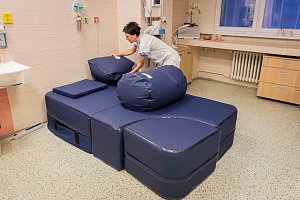 Krajská nemocnice Tomáše Bati pořídila speciální porodní gauč z Velké Británie; leden 2024