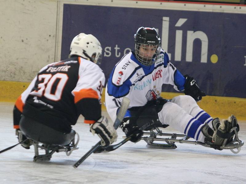 Ve Superfinále sledge hokejové ligy vyzval vítěz základní části Lapp Zlín (v černém) druhé Sharks Karlovy Vary.