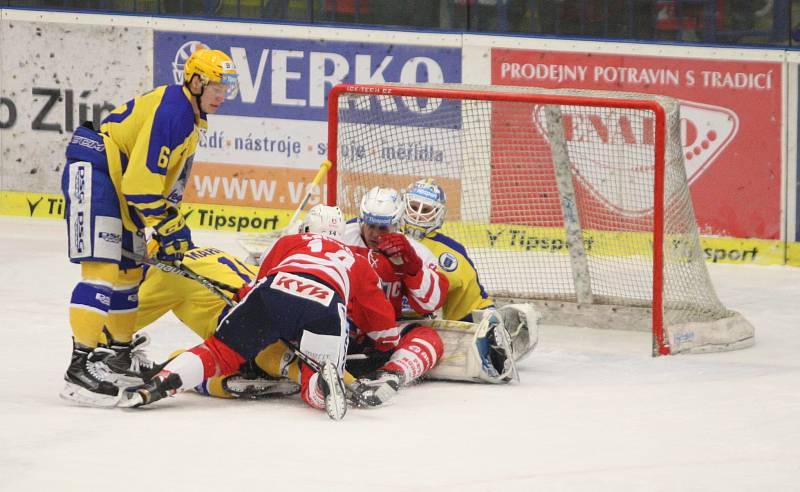 Extraligoví hokejisté Zlína (ve žlutém) v neděli ve 45. kole doma hostili Pardubice.