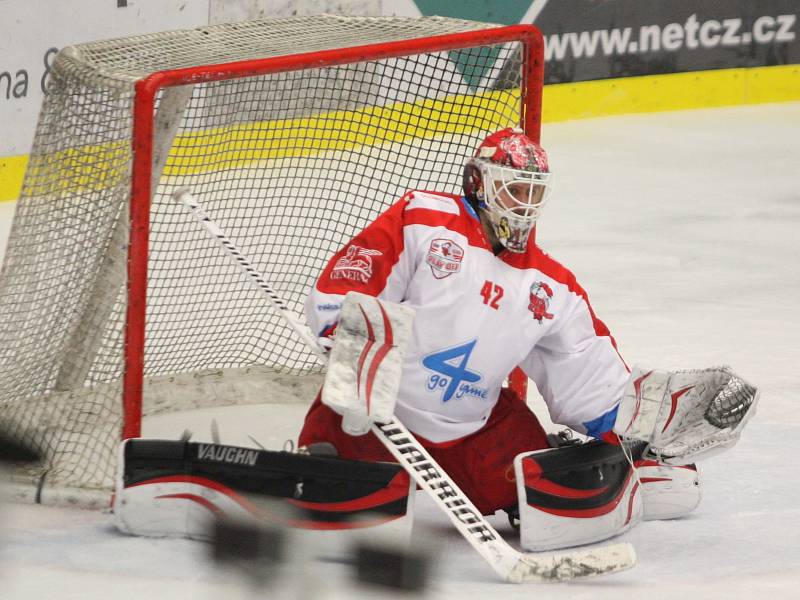 Čtvrtý zápas předkola: Berani Zlín (v modrém) proti HC Olomouc