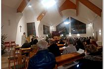 Už podesáté se uskutečnila 24. prosince v rozestavěné kapli v Kudlovicích půlnoční bohoslužba.