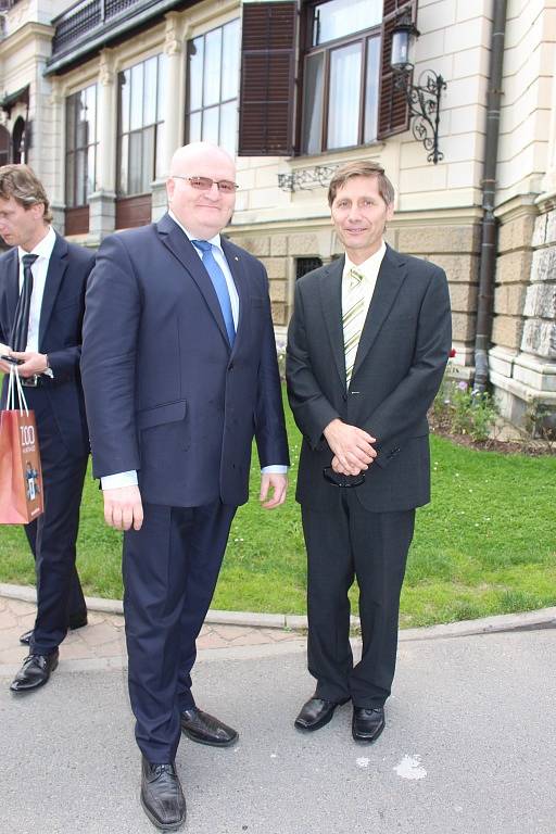 Ministr kultury Daniel Herman při své sobotní návštěvě ve Zlínském kraji si prohlédl novou Zátoku rejnoků v ZOO Zlín.