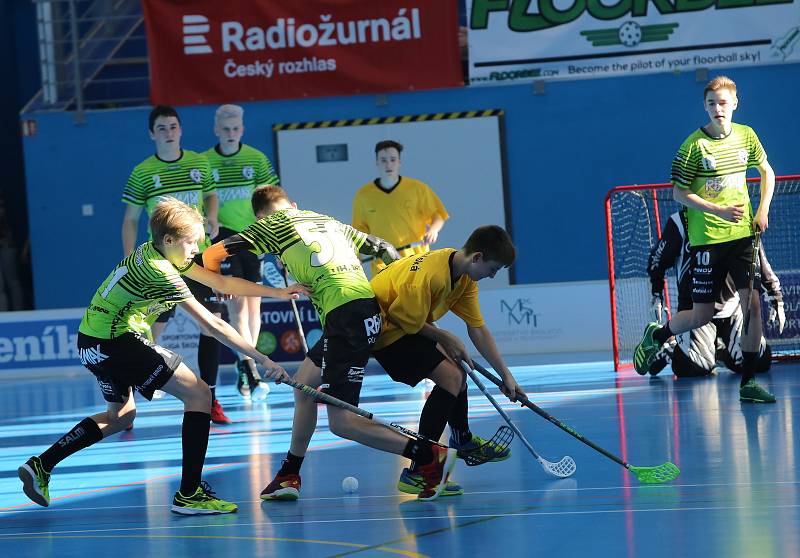 MČR základních škol ve florbalu v Otrokovicích. Finále chlapci  ZŠ Uherský Brod (zelení) - ZŠ Bemešov