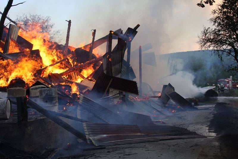 Hasiči likvidovali ve středu 2. května rozsáhlý požár skladovací haly v Horní Lhotě.