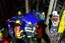 Po noční havárii u Zádveřic-Rakové zůstala Octávia viset mezi stromy u silnice. Čtyři cestující skončili v nemocnici