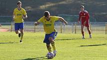 Fotbalisté Zlína B (žluté dresy) v 15. kole MSFL remizovali na Vršavě s Uničovem 1:1. Foto: Jan Zahnaš