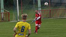 Sobotní třetiligové derby mezi Viktorií Otrokovice (modré dresy) a béčkem Fastavu Zlín skončilo výhrou domácího celku 2:0.