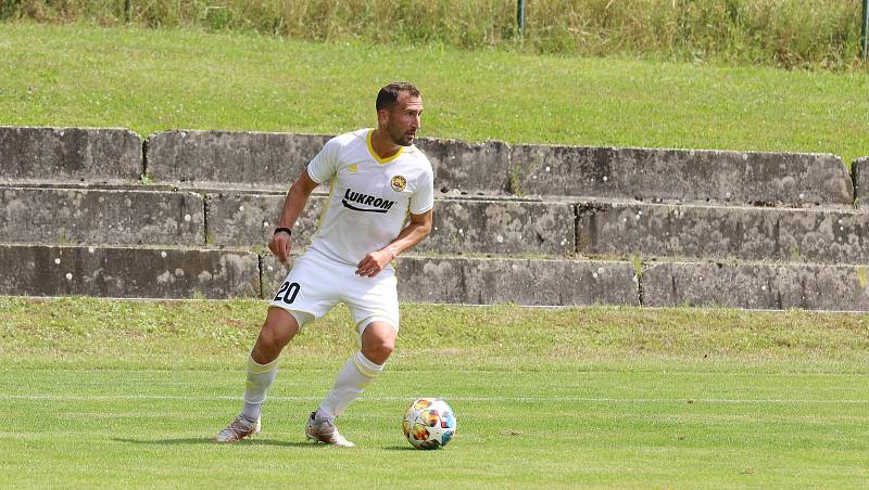 Fotbalisté Zlína B (bílé dresy) v sobotním přípravném zápase na Vršavě remizovali s juniorkou Zbrojovky Brno 2:2.