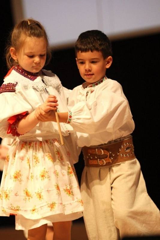 Zlínský Škrpálek 2013.MŠ Strání, folklórní vystoupení pečení buchet.