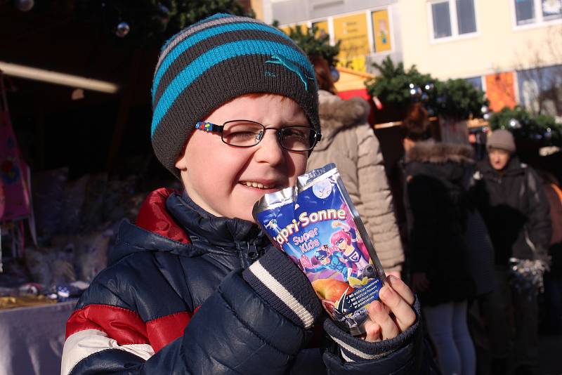 Desítky pitíček od firmy Vitar rozdal Deník dětem na náměstí Míru ve Zlíně v rámci pozvání na akci Česko zpívá koledy. (red)