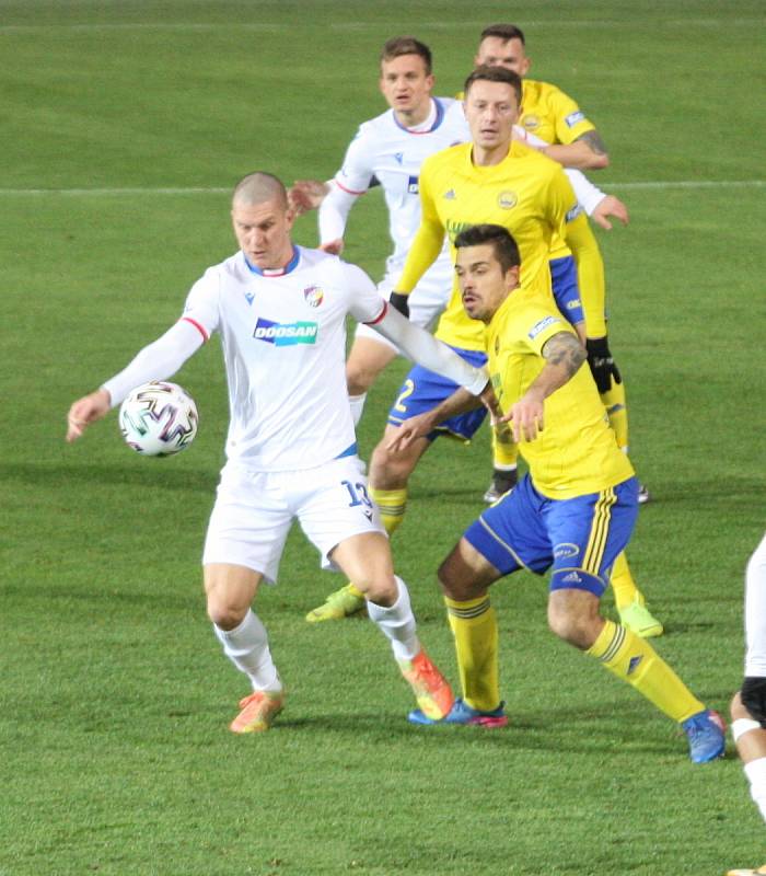 Prvoligoví fotbalisté Fastavu Zlín (ve žlutém) proti Viktroii Plzeň