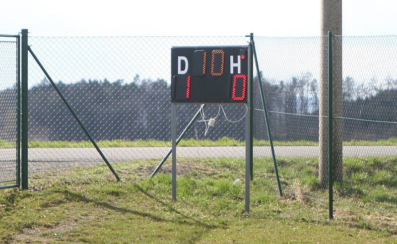 Fotbalisté Lhoty (v modrém) o víkendovém 16. kole I. B třídy skupiny B doma porazili Slavkov 6:2.