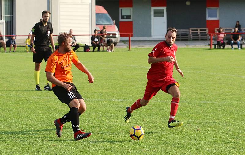 Fotbalisté Příluk (v červeném) ve své premiéře po návrati do I. B třídy ve skupině A o víkendu porazili 2.1 Krhovou.