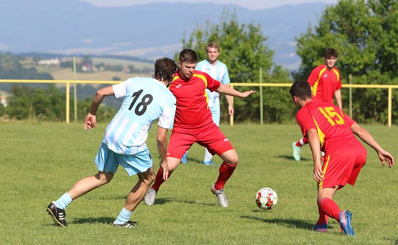 V rámci přípravy na nový soutěžní ročník se v sobotu odpoledne utkali dva rivalové fotbalové I. B třídy skupiny B - Mladcová (v červeném) s Lužkovicemi.