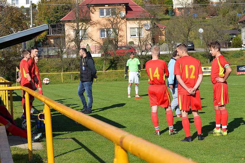 Fotbalisté Tečovic (žluté dresy) doma překvapivě přehráli Mladcovou.