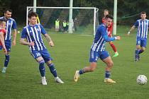 Fotbalisté Kvítkovic (modro-bílé dresy) nezvládli premiéru pod novým hlavním trenérem David Rojkou. V úterý vpodvečer padli s favorizovaným Uničovem 1:3.