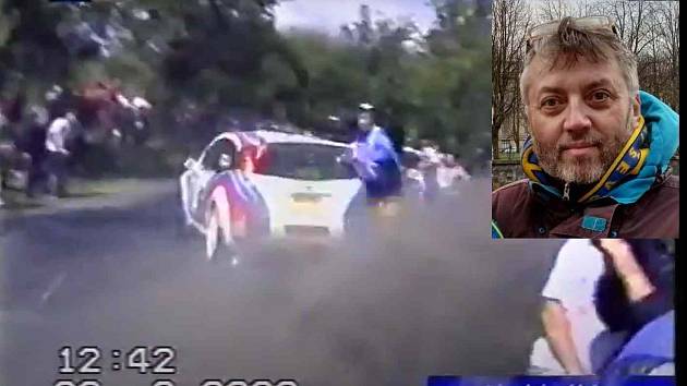 Otrokovický fanoušek rallye Michal Kratochvíl při střetu s vozem Enrica Bertone z roku 2000 na Barum Rally.