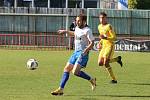 Fotbalisté Otrokovic (modro-bílé dresy) podruhé v sezoně zvítězili, porazili Jihlavu "B" 2:0.