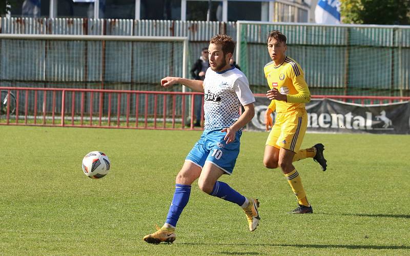 Fotbalisté Otrokovic (modro-bílé dresy) podruhé v sezoně zvítězili, porazili Jihlavu "B" 2:0.