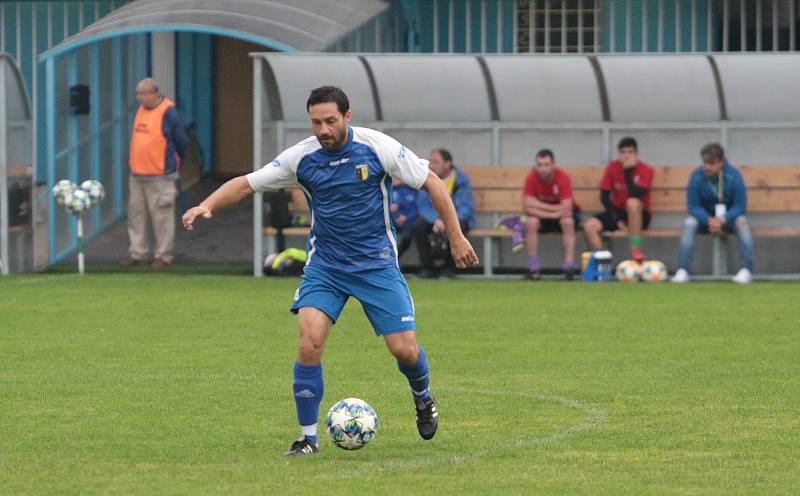 Slušovičtí fotbalisté (modré dresy) doma porazili Velké Karlovice 1:0.