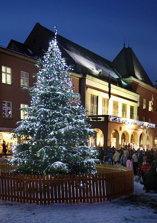 Na zlínském náměstí Míru se rozsvítil ve čtvrtek 2. prosince vánoční strom.