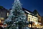 Na zlínském náměstí Míru se rozsvítil ve čtvrtek 2. prosince vánoční strom.