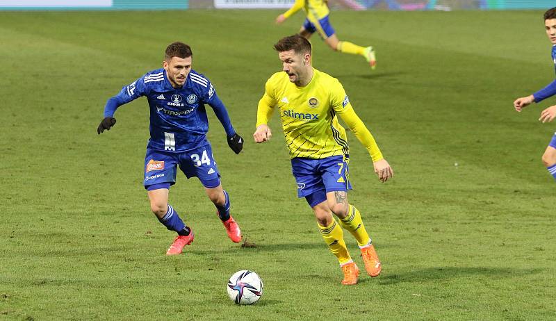 Fotbalisté Zlína (žluté dresy) v 19. kole FORTUNA:LIGY remizovali na hřišti Olomouce 1:1.