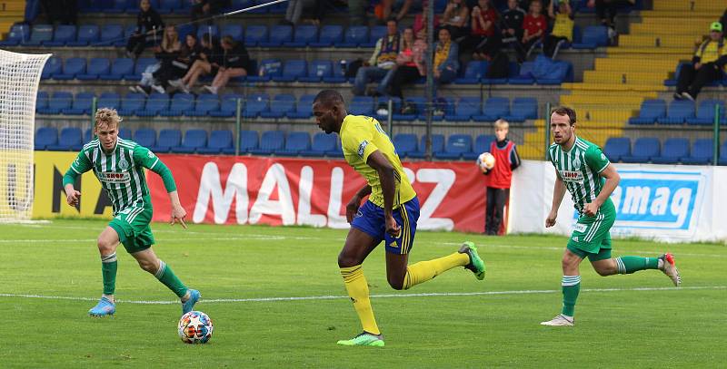 Fotbalisté Zlína (žluté dresy) ve 3. kola skupiny o záchranu podlehli pražským Bohemians 1905 1:4.